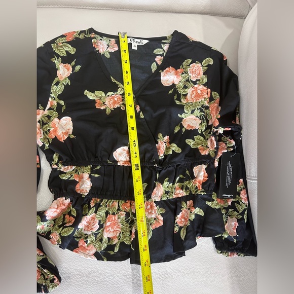 💥PRICE ⬇️ HINT OF BLUSH • Women’s Black Floral Top • sz Med • - Picture 9 of 10
